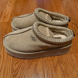 UGG. Never worn. Size 6.